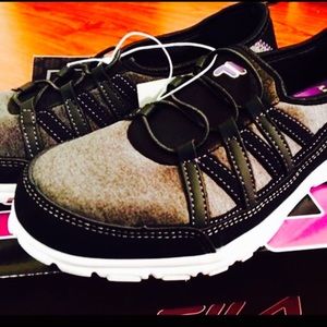 Woman's 8.5 FILA Pilota Light Weight Memory Foam NWT Woman's 8.5 FILA Pilota Light Weight Memory Foam NWT