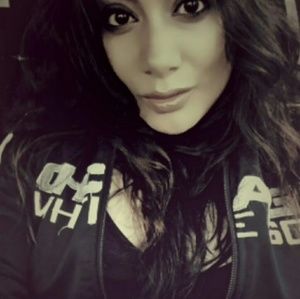 Meet your Posher, Mona