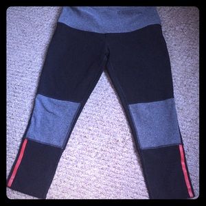 Mondetta Black & Gray Capri Legging w/ mesh detail
