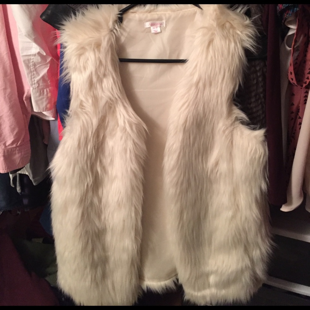 White faux fur vest sz small