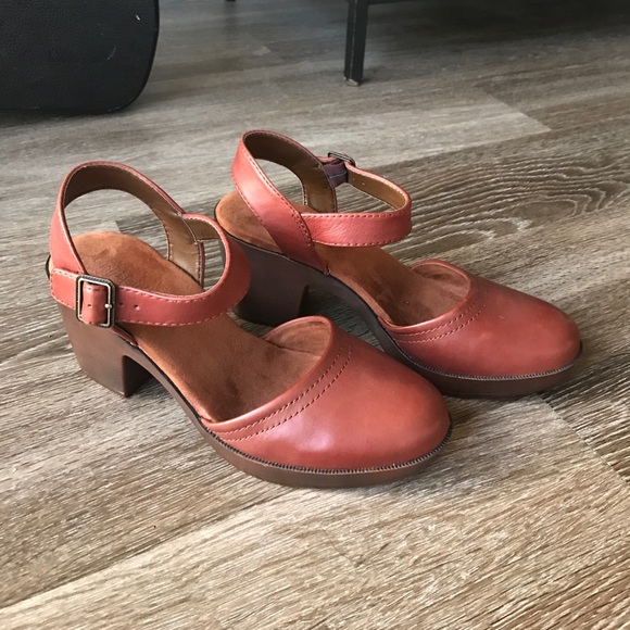 easy spirit cedar clogs
