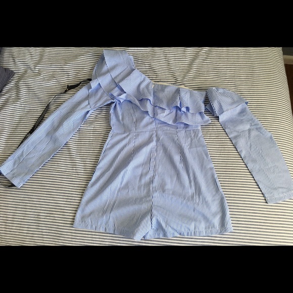 Pretty Little Thing Laura Stripe Frill Playsuit - Picture 2 of 5