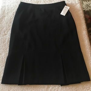 Gorgeous Tahari skirt NWT. Black size 4.