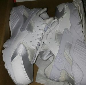 WHITE HUARACHES