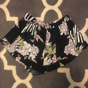 NEVER WORN printed shorts