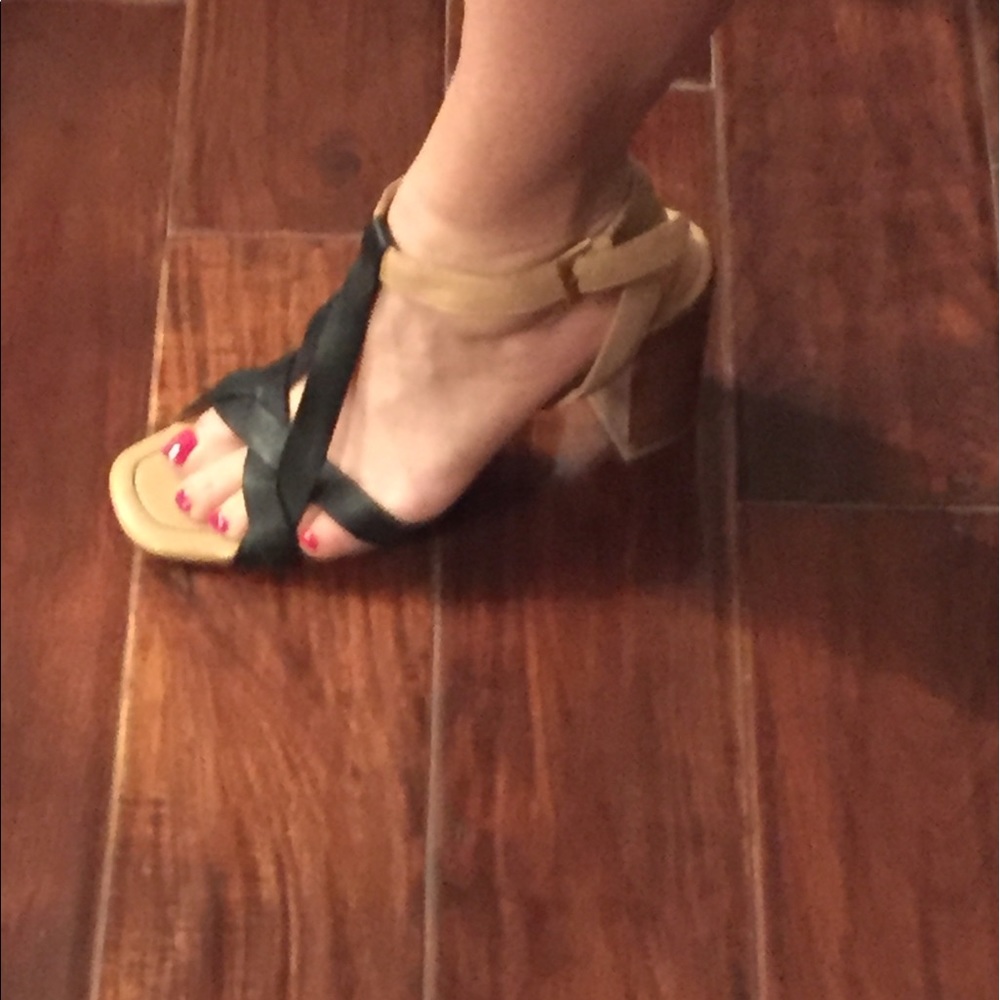 Cute pair of  Simply Vera by Vera Wang "Galore"