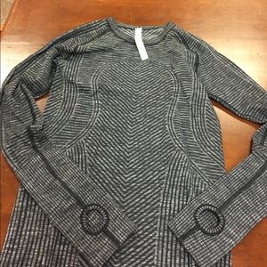 Lululemon nowt shirt size 4