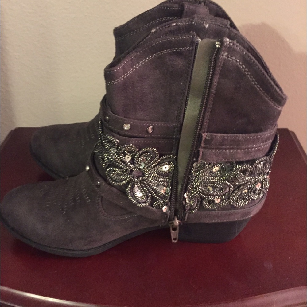 Women's gray boots size 7.5, never worn