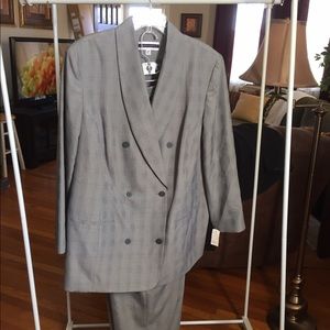 Women's plus size pant suit