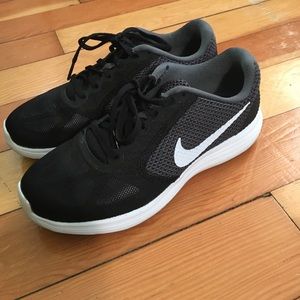 Nike revolutions running sneakers