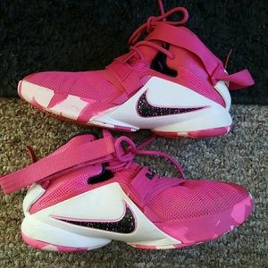 NIKE LEBRON SOLDIER IX SNEAKER