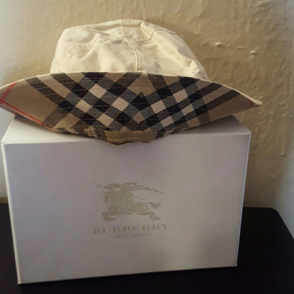 Toddler/Baby BURBERRY bucket hat *Slightly Used*