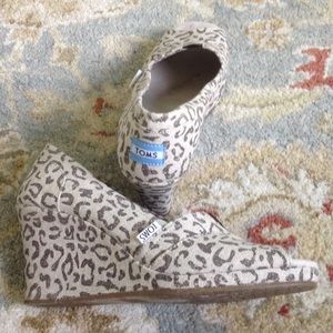 Toms leopard print linen wedges size 9.5