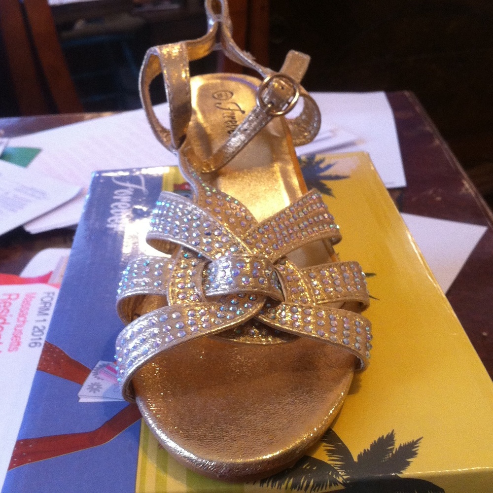 Bran new gold sandal NEVER-WORN