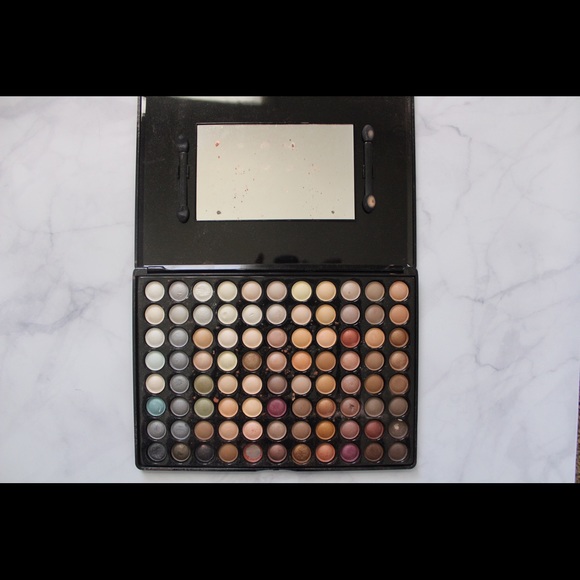 176 eyeshadow colors! - Picture 3 of 3