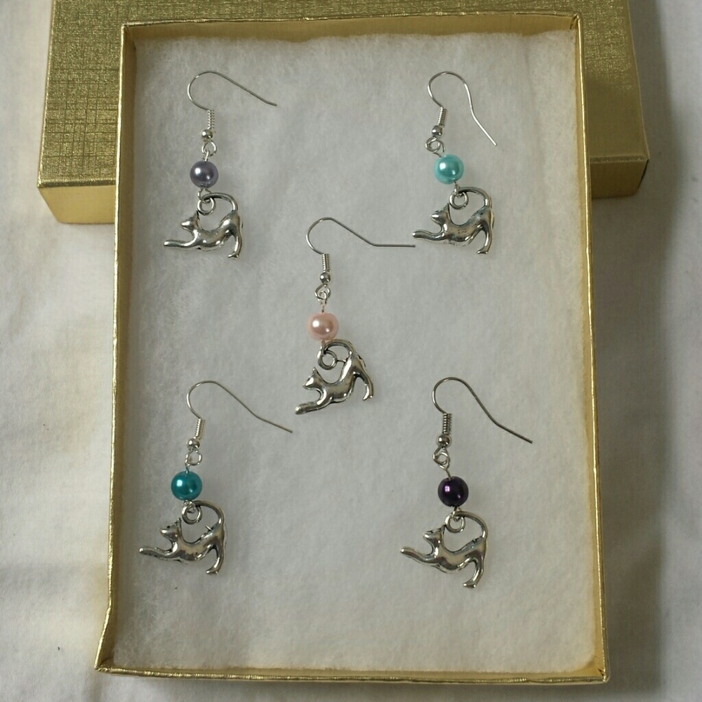 Classy Cat earrings 🐱