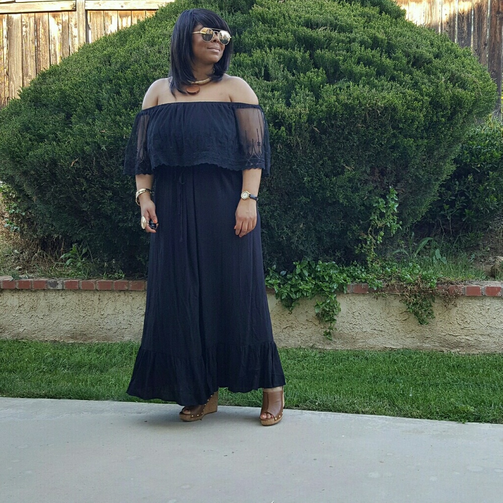 OFF THE SHOULDER LACE MAXI DRESS