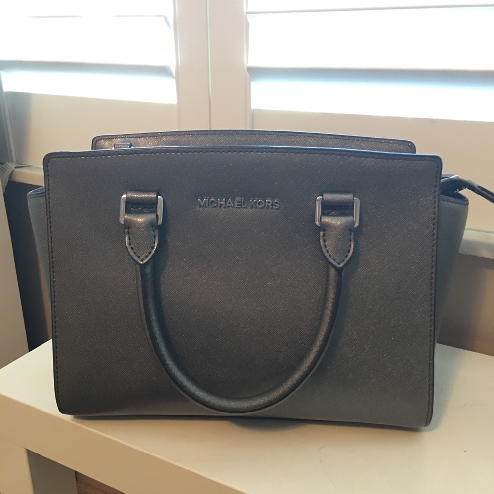 Super clean!  Michael Kors purse 👛 Gunmetal color