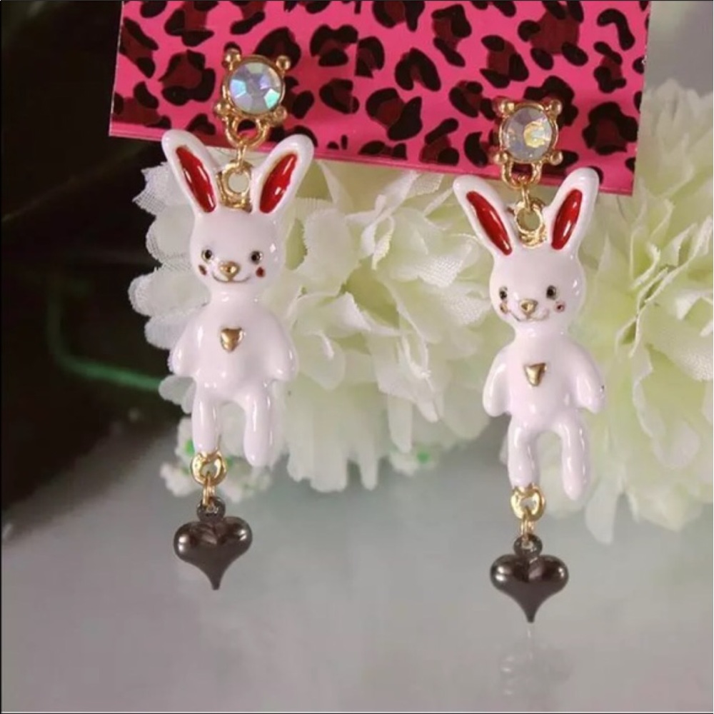 🐇BETSEY JOHNSON SNOW BUNNY RABBIT DROP EARRINGS!