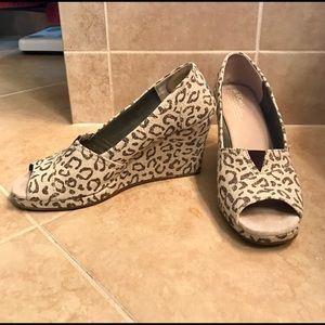 Toms Calypso Snow Leopard Peep Toe Wedges Sz 8.5