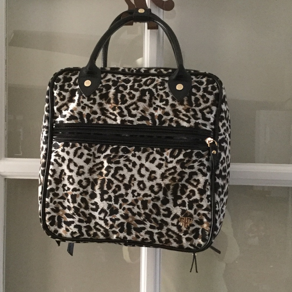 Travel cosmetic bag/accessories. Leopard print.