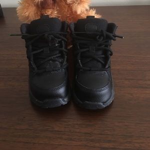 Nike gym shoes kids size 6c