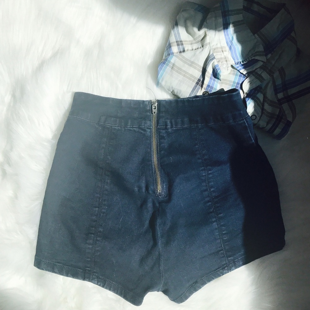 ⬇️High Waisted Mini Shorts - Picture 2 of 5