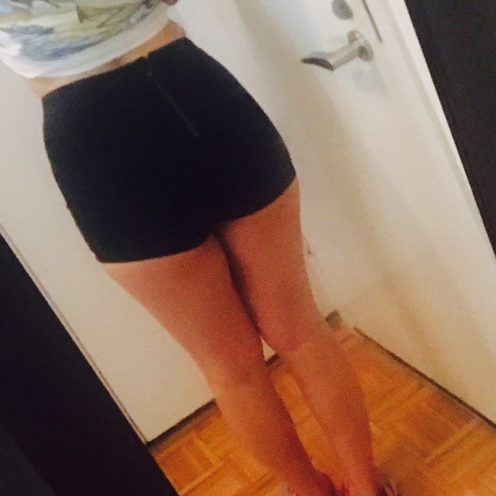 ⬇️High Waisted Mini Shorts - Picture 5 of 5