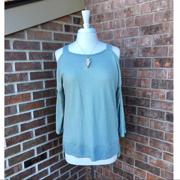 ▫️SOLD OUT▫️CLEARANCE▫️Cold Shoulder Top - Picture 4 of 5