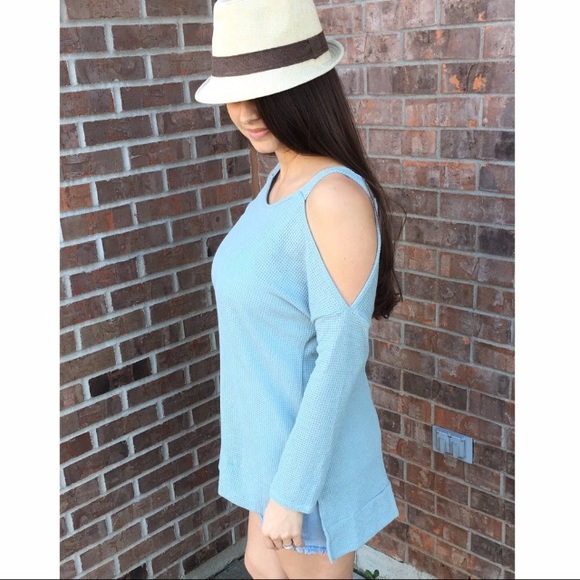 ▫️SOLD OUT▫️CLEARANCE▫️Cold Shoulder Top - Picture 2 of 5
