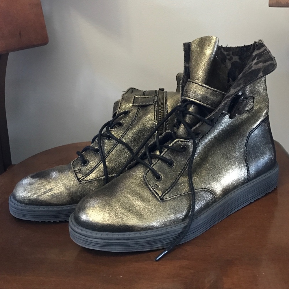 OTBT boots. Good condition, light wear.