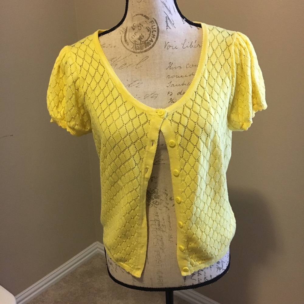 Women's knit cardigan. Lace like short sleeve.