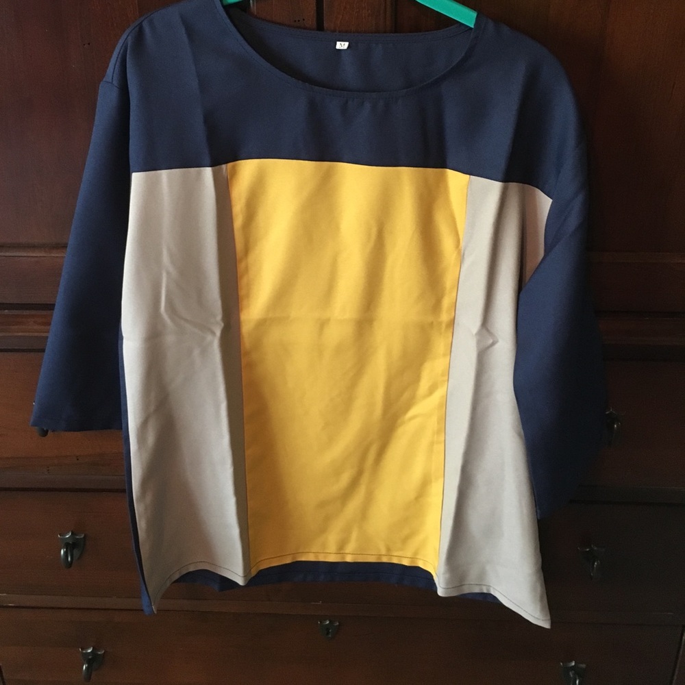 Med color-block top