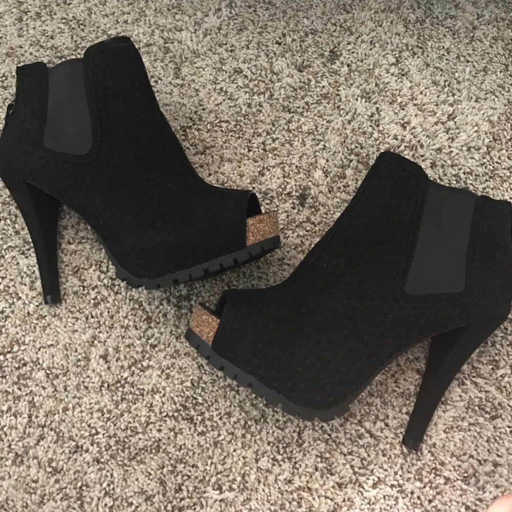 Vera Wang Peep-toe booties
