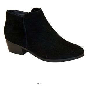Reneeze size 6.5 suede booties with side zip.