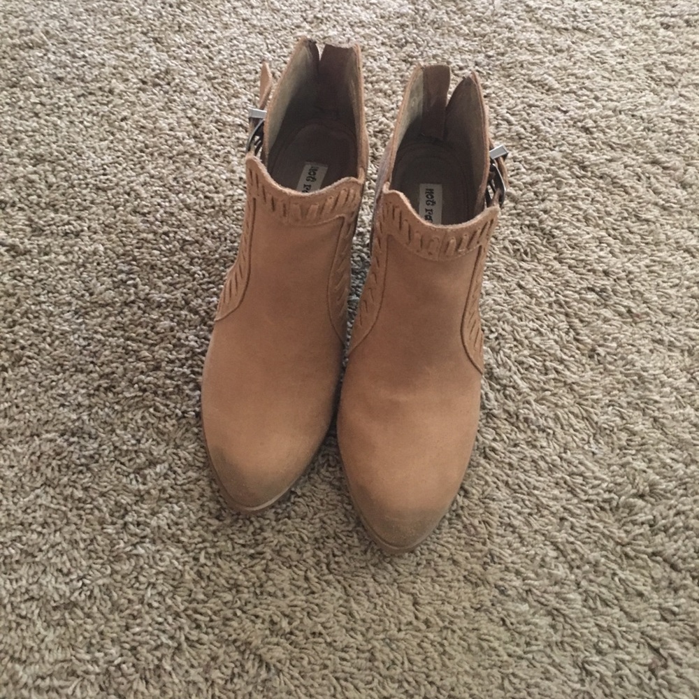 Very cute size 8 booties!!