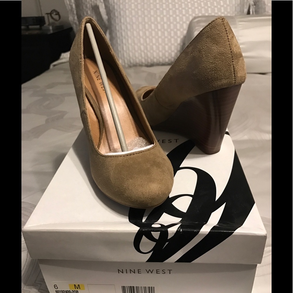 9 West Taupe Wedge shoes