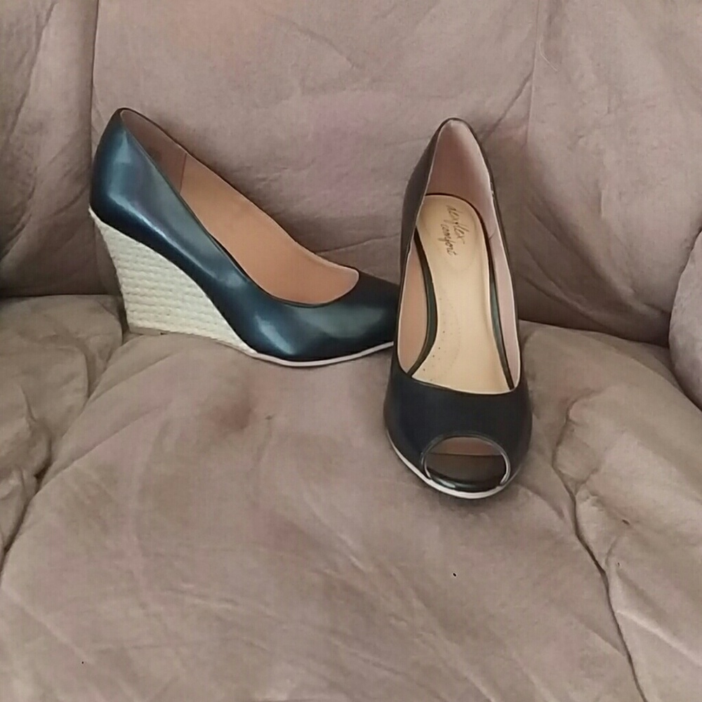 Black open-toe wedges