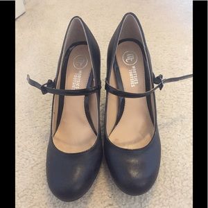 Black Pump w/ Strap- Size 8