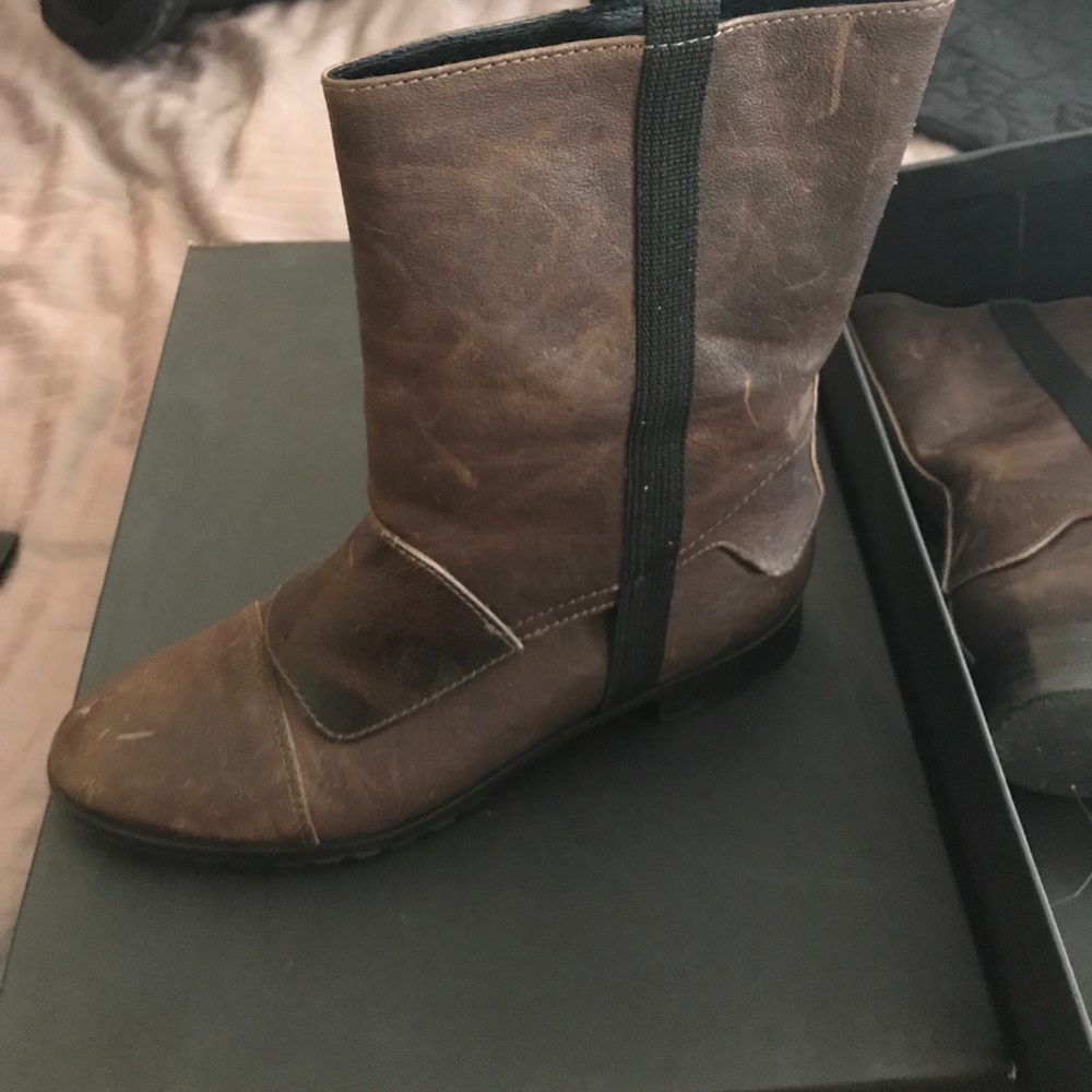 Elizabeth and James E-Petty boots