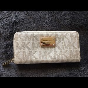 Michael Kors Large monogram wallet with zipper