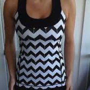 Lululemon Scoop neck tank size 8