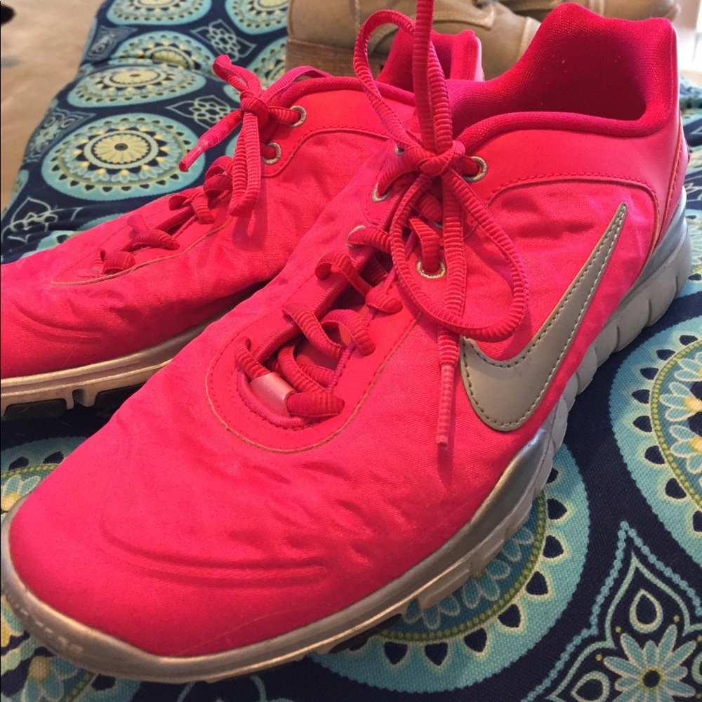Nike neon pink trainers