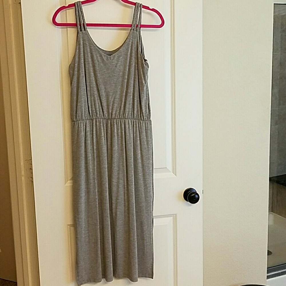 Cute grey dress.