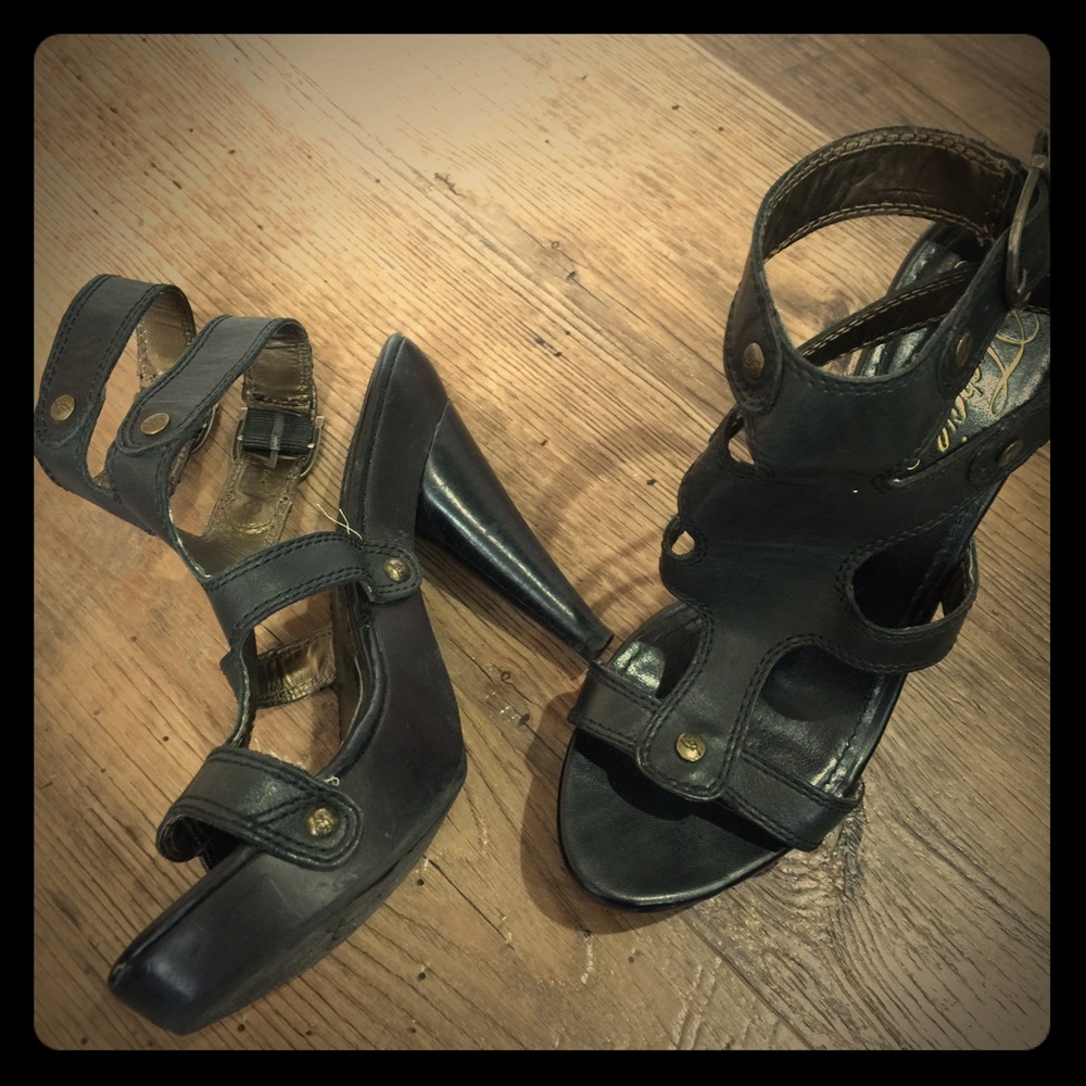 Platform buckle sandal