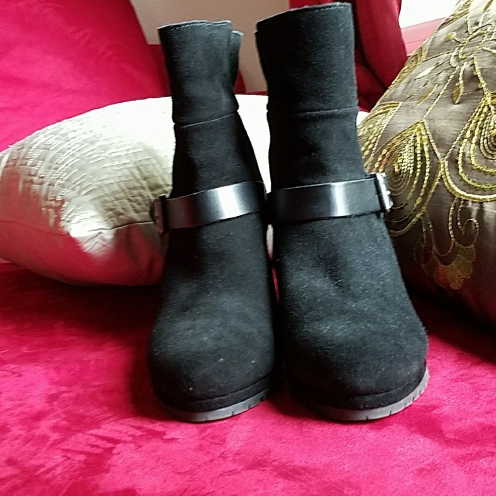 Black wedge booties with buckle detail. Sz 8M