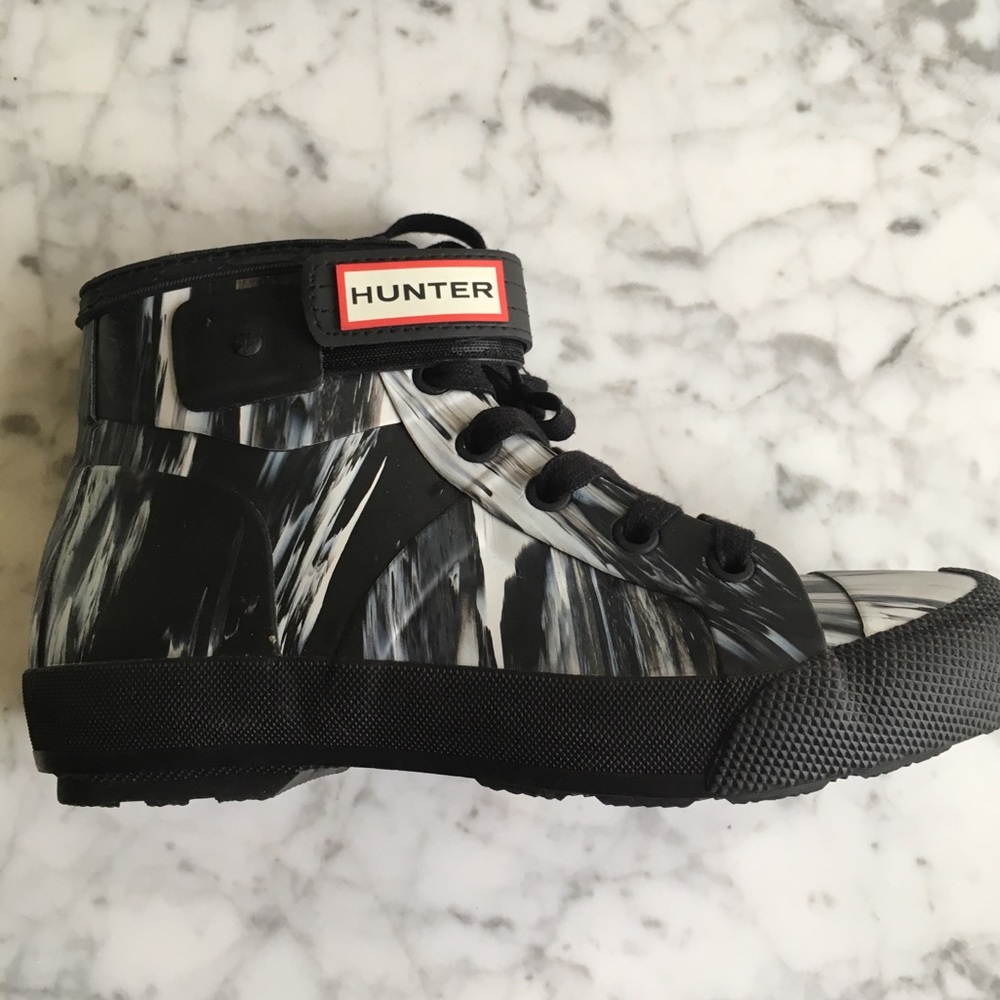 Adorable Hunter low-top lace-up rain booties