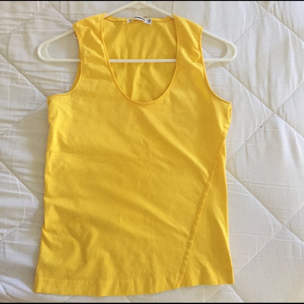 Body-hugging yellow tank top