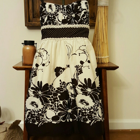 Adorable chocolate and ivory dress - Picture 2 of 8