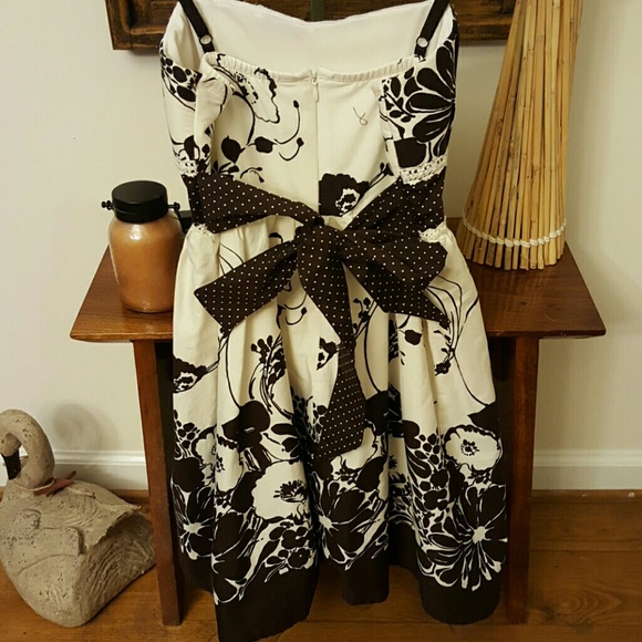 Adorable chocolate and ivory dress - Picture 4 of 8